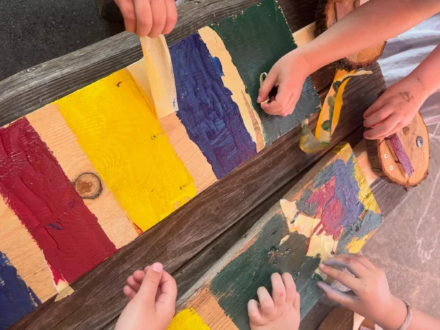 Tag 3 unseres Projektes - die ersten Holzwichtel sind fertig, der Anfang der Girlande ist gemacht und auch unsere Außentrinkstation nimmt Form an. Zudem entstand heute ein bunter Durchgang in unseren Wichtelwald… und nicht genug, wir feierten heute mit leckeren Waffeln auch noch einen ,,runden Geburtstag‘‘! 🌞🌸