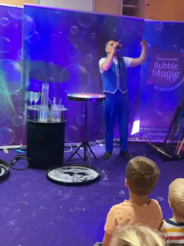 Heute war ein Seifenblasenartist bei uns in der Wichtelhöhle und hat für viele strahlende Kinderaugen gesorgt 😊 Danke für diesen zauberhaften Vormittag an Bubble Magie und an unseren tollen Förderverein, die Wichtelhelfer, die sich diese magische Aktion für uns überlegt haben 🫶🏻 🫧 🫶🏻 🫧  #Bubblemagie #Wichtelhelfer